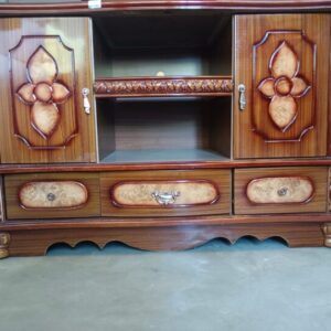 TV Stand Console Cabinet / Old Style Tv Cab : DIMENSION : L (119) X W (55) X H (78)